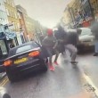 YOUTUBE Londra, calci alla sua auto: lui tira fuori pistola2