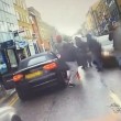 YOUTUBE Londra, calci alla sua auto: lui tira fuori pistola3