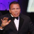 Muhammad Alì ha il morbo di Parkinson e raccoglie fondi