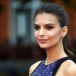 Emily Ratajkowski, la foto di schiena criticata dai fan