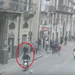 YOUTUBE Spara in testa a migrante nel centro di Palermo