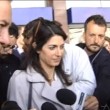 YOUTUBE Roma, Raggi-Bertolaso si incontra per caso e...