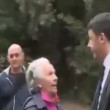 YOUTUBE Matteo Renzi, "buffetto" ad anziana che si lamenta 03