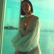 Rihanna, vestaglia hot e pistole in "Needed Me" 9