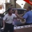 VIDEO Resiste alla rimozione dell'auto: carabiniere la prende a schiaffi01