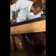 YOUTUBE Insegnante aggredisce e picchia uno studente 02