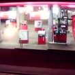 Si dà fuoco alla stazione di servizio