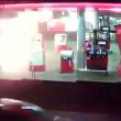 Si dà fuoco alla stazione di servizio4