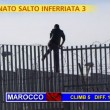 Striscia la Notizia, "salto dell'inferriata" tra migranti 6