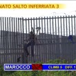 Striscia la Notizia, "salto dell'inferriata" tra migranti