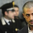 Fabrizio Corona, zigomi e denti rifatti. Ironia sul web 04