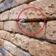 Illusione ottica, cosa si nasconde nel muro di mattoni3