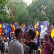 Bacio gay al corteo neonazista a Madrid 2