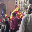 Bacio gay al corteo neonazista a Madrid