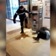 Francia, agente sicurezza picchia barbone inerme 3