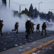 Grecia taglia pensioni, scontri FOTO austerity per aiuti 10