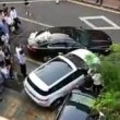 Jaguar blocca parcheggio: suv la sposta colpendola5