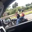Litiga col motociclista e gli passa con la sua auto