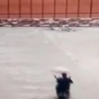 YOUTUBE Motociclista contro muro: ha ombrello ma non piove