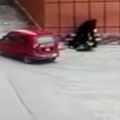 YOUTUBE Motociclista contro muro: ha ombrello ma non piove6