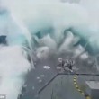 Onda da 20 metri inghiotte nave militare5