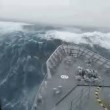 Onda da 20 metri inghiotte nave militare3