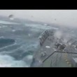 Onda da 20 metri inghiotte nave militare2