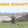 Onda gigante, presentatore costretto a scappare via4