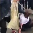 Picchiata e presa per i capelli fuori scuola