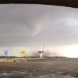 Riprende tornado, figlia: "Papà, ti prego andiamo via"4