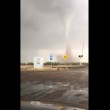 Riprende tornado, figlia: "Papà, ti prego andiamo via"2
