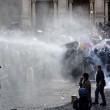 Roma: polizia carica con idranti manifestanti per casa9