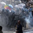 Roma: polizia carica con idranti manifestanti per casa