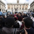 Roma: polizia carica con idranti manifestanti per casa3