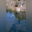 Salta con bungee jumping e sbatte sulla roccia 8