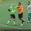 VIDEO YOUTUBE arbitro fischia rigore, schiaffi da calciatori