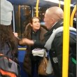 Uomo picchiato su bus Sei razzista5