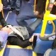 Uomo picchiato su bus Sei razzista4