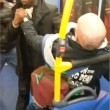 Uomo picchiato su bus Sei razzista3