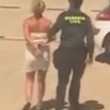 YOUTUBE Ibiza: ubriaca a bordo litiga con hYOUTUBE Ibiza: ubriaca a bordo litiga con hostess, arrestataostess, arrestata