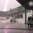 YOUTUBE Cina: fulmine colpisce aereo fermo in aeroporto4