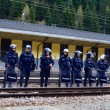 YOUTUBE Brennero, scontri anarchici-polizia: agente ferito 4