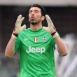 «Voglio giocare fino a 40 anni», aveva detto qualche tempo fa Gigi Buffon, classe 1978. Lo farà con la maglia della Juve, visto che il club bianconero, casa sua dal 2001, gli ha prolungato il contratto fino al giugno 2018 (sarebbe scaduto nel 2017). L’annuncio sarà dato domani al centro tecnico di Vinovo, alla presenza del presidente bianconero Andrea Agnelli. Una scelta, quella della società, non solo di gratitudine, ma conquistata sul campo dal numero 1, reduce da una delle sue migliori stagioni. Da capitano e idolo della curva, pure per la scelta di seguire i bianconeri in serie B, da campione del Mondo, Buffon continua la strada che porta alla leggenda.