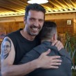 YOUTUBE Gigi Buffon si tatua sul braccio volto tifoso e...