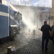 Roma: polizia carica con idranti manifestanti per la casa3