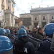Roma: polizia carica con idranti manifestanti per la casa