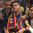 Dani Alves prende in braccio tifoso disabile2