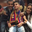 Dani Alves prende in braccio tifoso disabile1