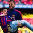 Dani Alves prende in braccio tifoso disabile