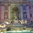 Unioni civili: arcobaleno proiettato su fontana Trevi01